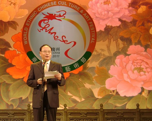 廣東省僑聯(lián)副主席區(qū)德強(qiáng)在開幕式上致辭。