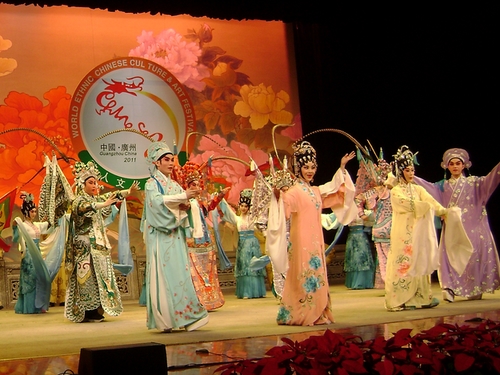廣州粵劇團(tuán)表演的《南國(guó)紅豆竟芳菲》。
