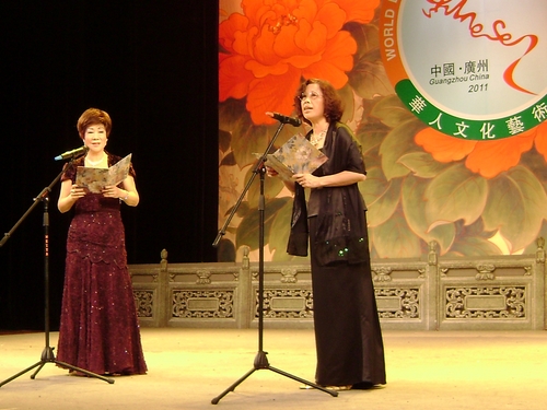 英國(guó)宋佩蓮、蘇潤(rùn)萍對(duì)唱《焚宇魂歸》。