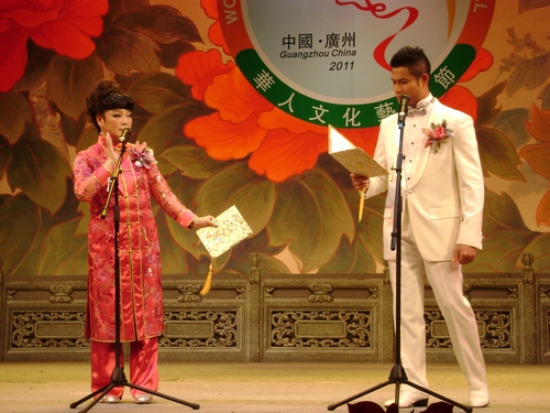肇慶李秋元、美國(guó)李少芳對(duì)唱《鐵掌拒柔情》。
