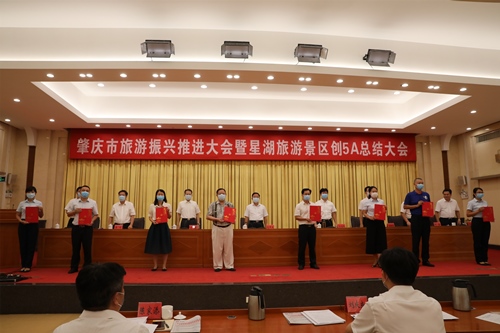 李剛（左四）、呂健（右二）獲取獎(jiǎng)證書(shū).jpg