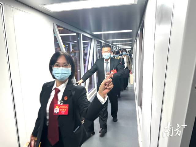 10月23日晚，我省出席黨的二十大代表在完成大會(huì)各項(xiàng)任務(wù)后返回廣東。南方日?qǐng)?bào)王輝 肖雄 攝