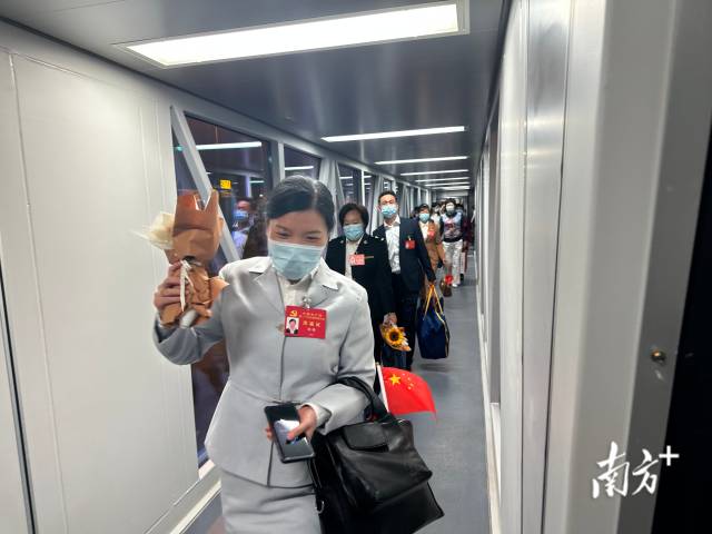 10月23日晚，我省出席黨的二十大代表在完成大會(huì)各項(xiàng)任務(wù)后返回廣東。南方日?qǐng)?bào)王輝 肖雄 攝