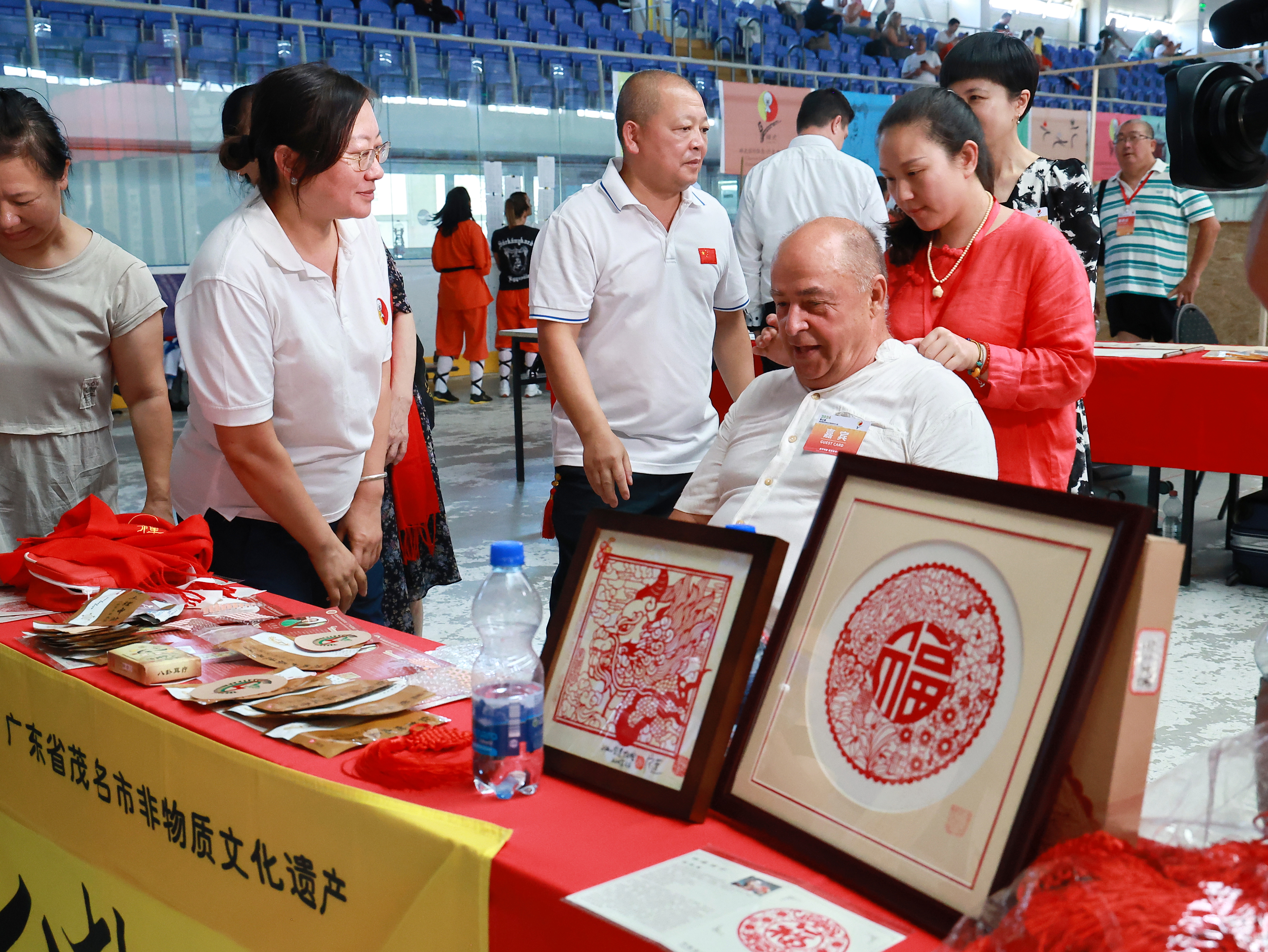 17李慧醫(yī)師用耳穴療法為華人華僑及當?shù)卣_展義診.jpg