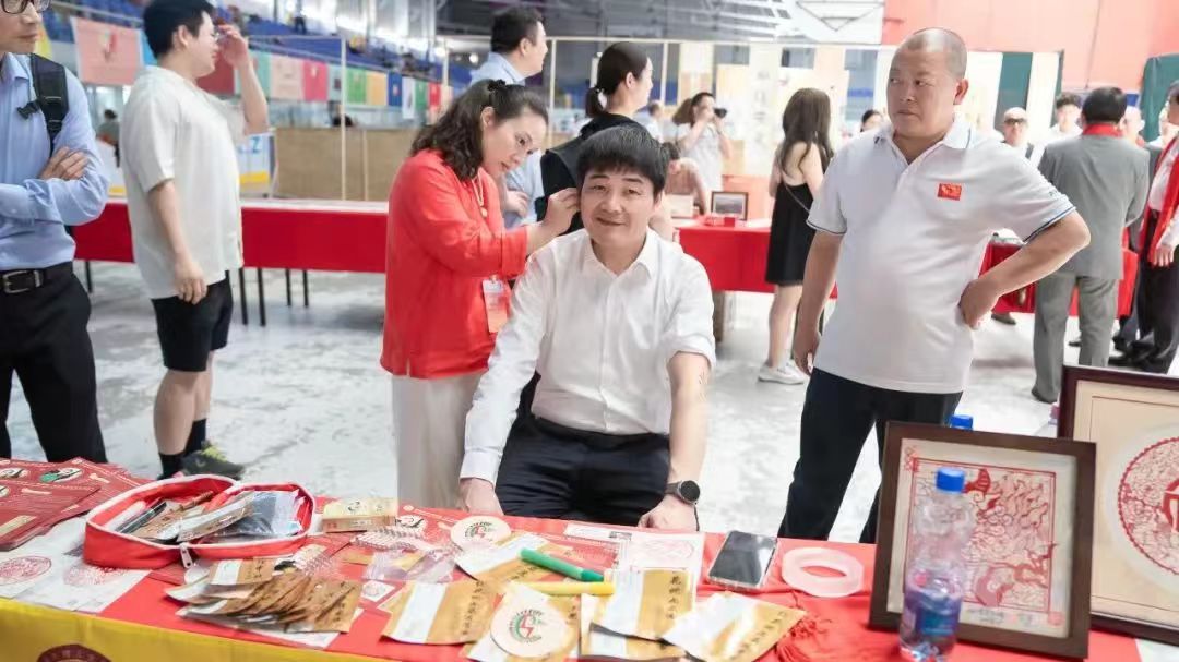 18李慧醫(yī)師用耳穴療法為華人華僑及當?shù)卣_展義診.jpg